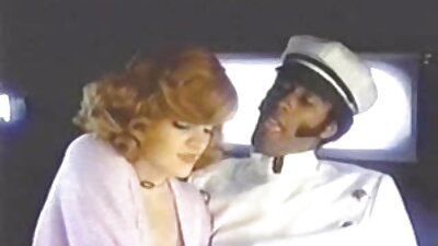 胸前有纹身的小可爱正在吞下大量精液