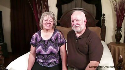 喜欢聚会的金发女郎被她的男人舔在沙发上