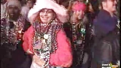 一个小变态的女人正在她的嘴里塞进一个鸡巴