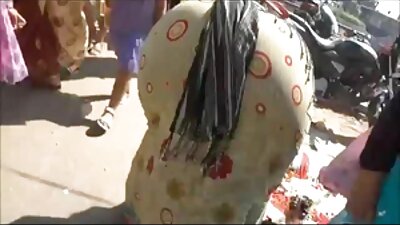 华丽的少女在接受选角采访时带走了大公鸡