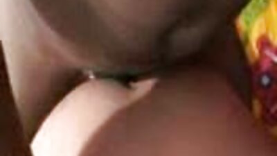 英俊的色情钉与一个大公鸡乱搞一个甜美的黑发女孩