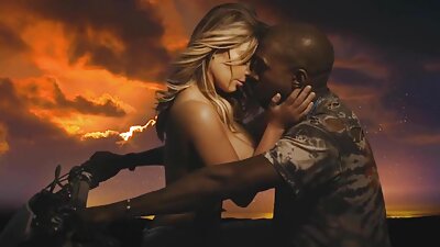 英俊的老板下班后拥有戴眼镜的时髦秘书